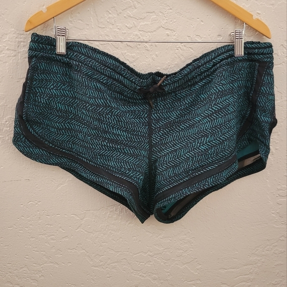 Lululemon Make A Move Shorts Size 8 - Picture 1 of 4
